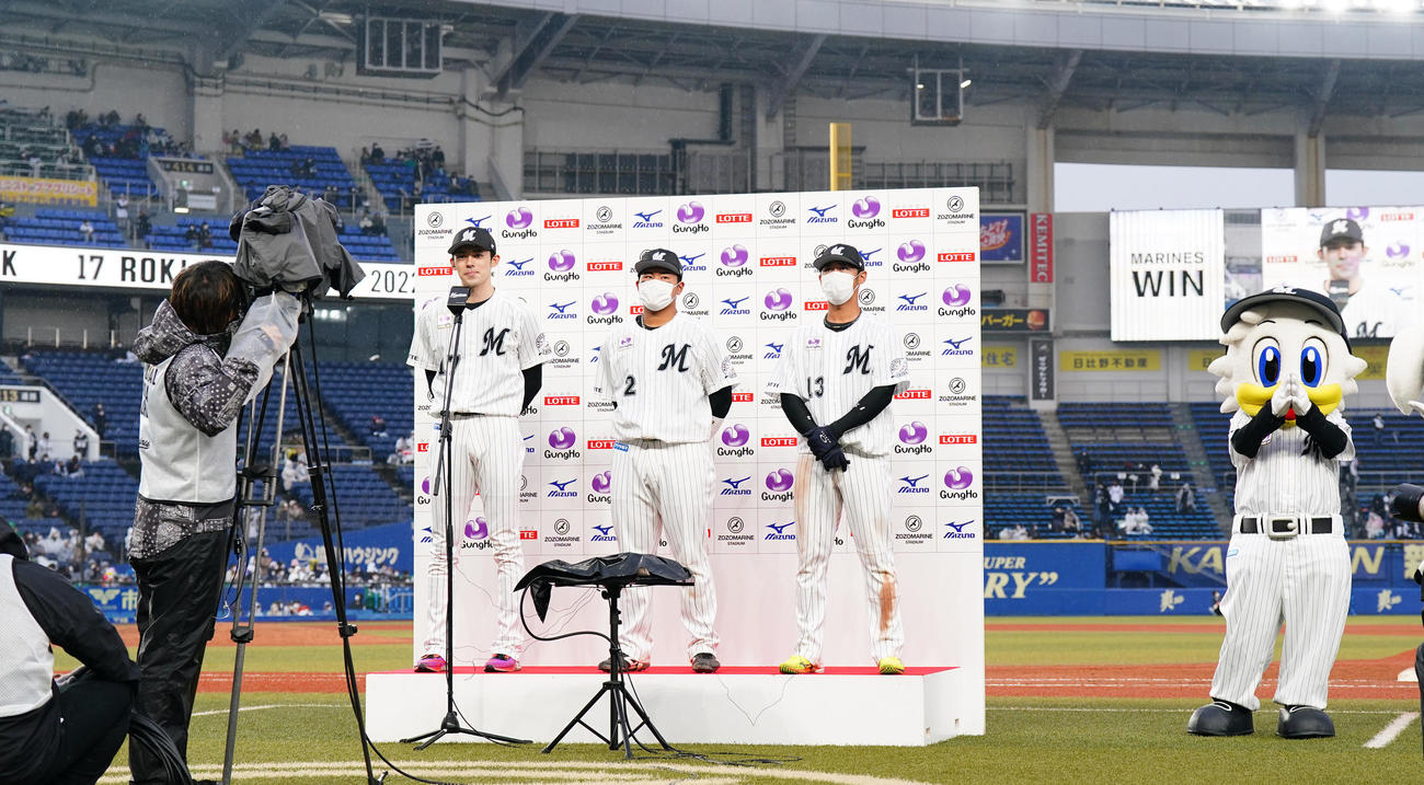 今季初勝利を挙げ、ヒーローインタビューに応じるロッテ佐々木朗。中央は松川、右は平沢（撮影・菅敏）