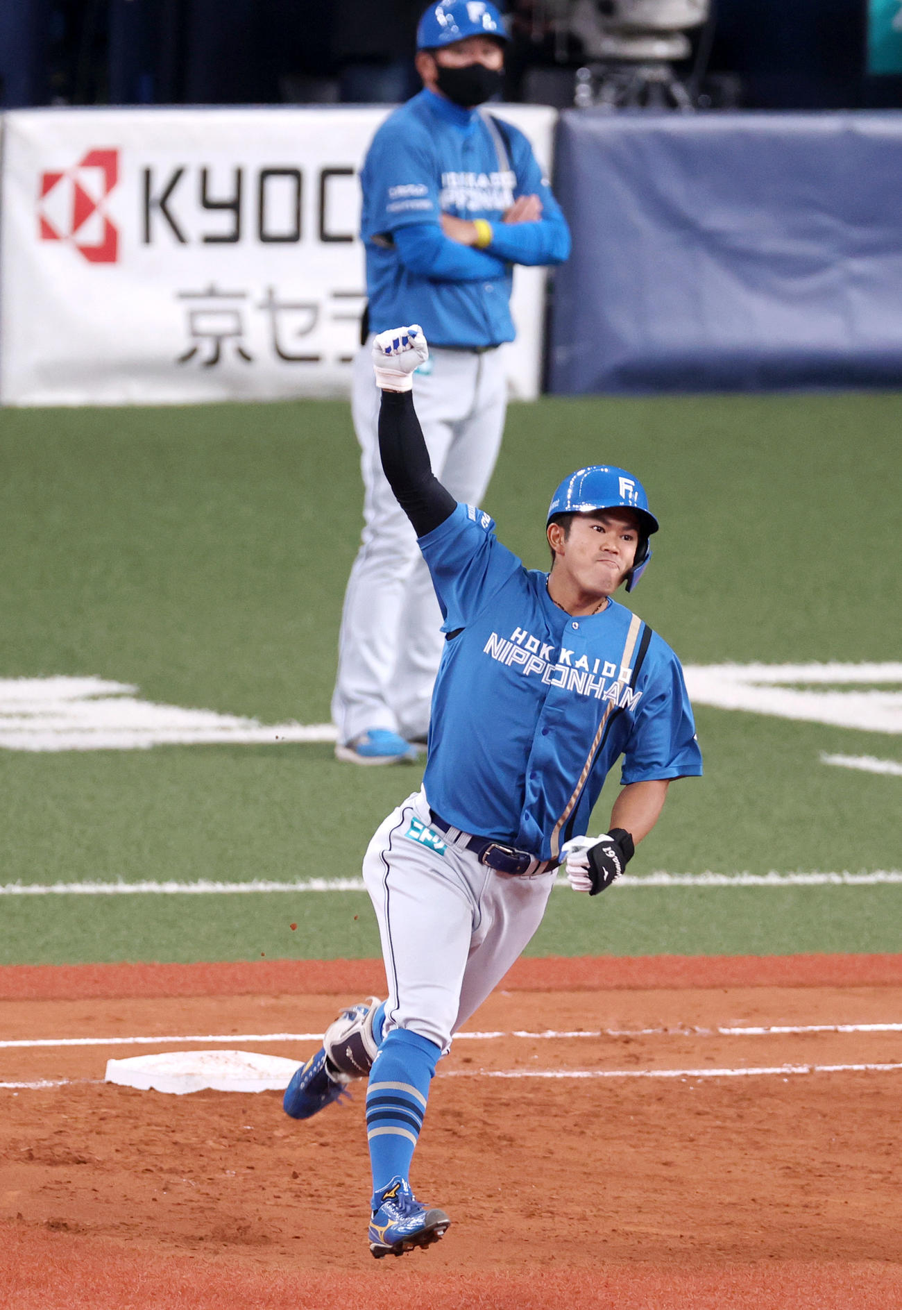 オリックス対日本ハム　4回表日本ハム1死二塁、今川優馬は先制の左越え2点本塁打を放ちガッツポーズでダイヤモンドを一周する（撮影・上山淳一）