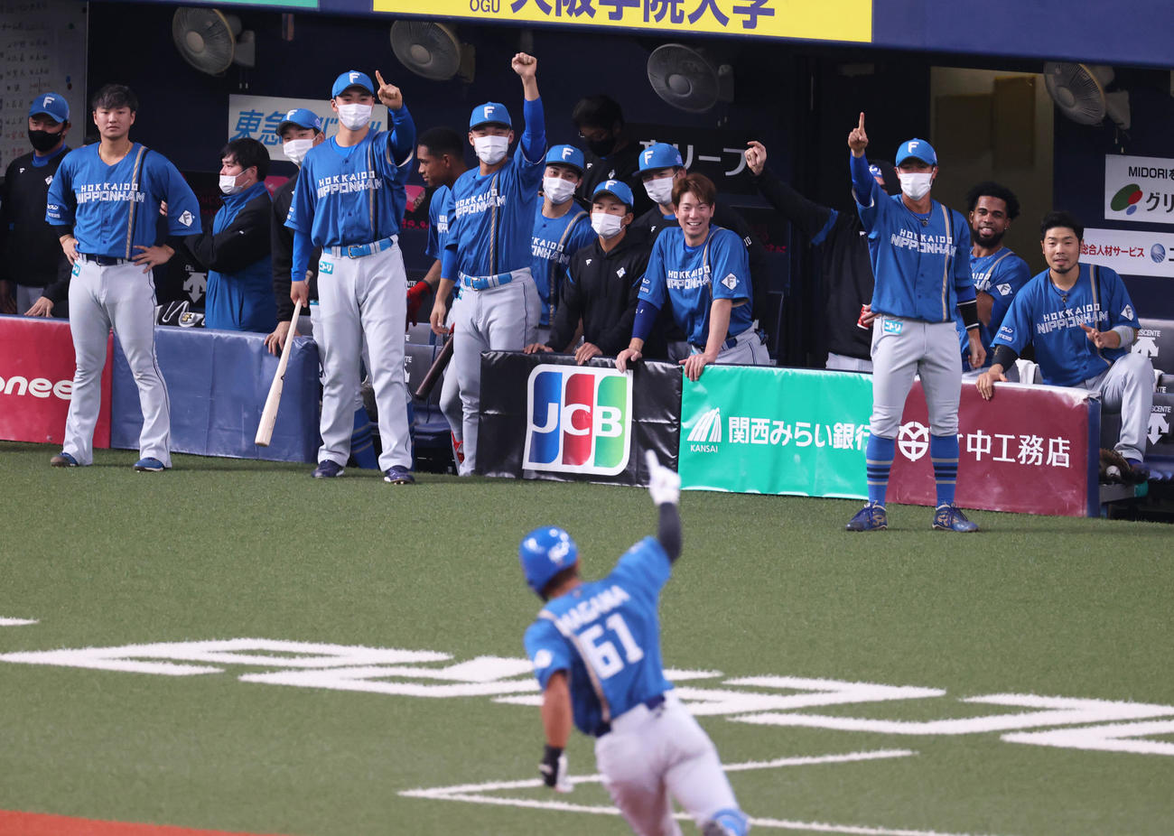 オリックス対日本ハム　4回表日本ハム1死二塁、今川（手前）の先制の左越え2点本塁打で盛り上がる日本ハムナイン（撮影・上山淳一）