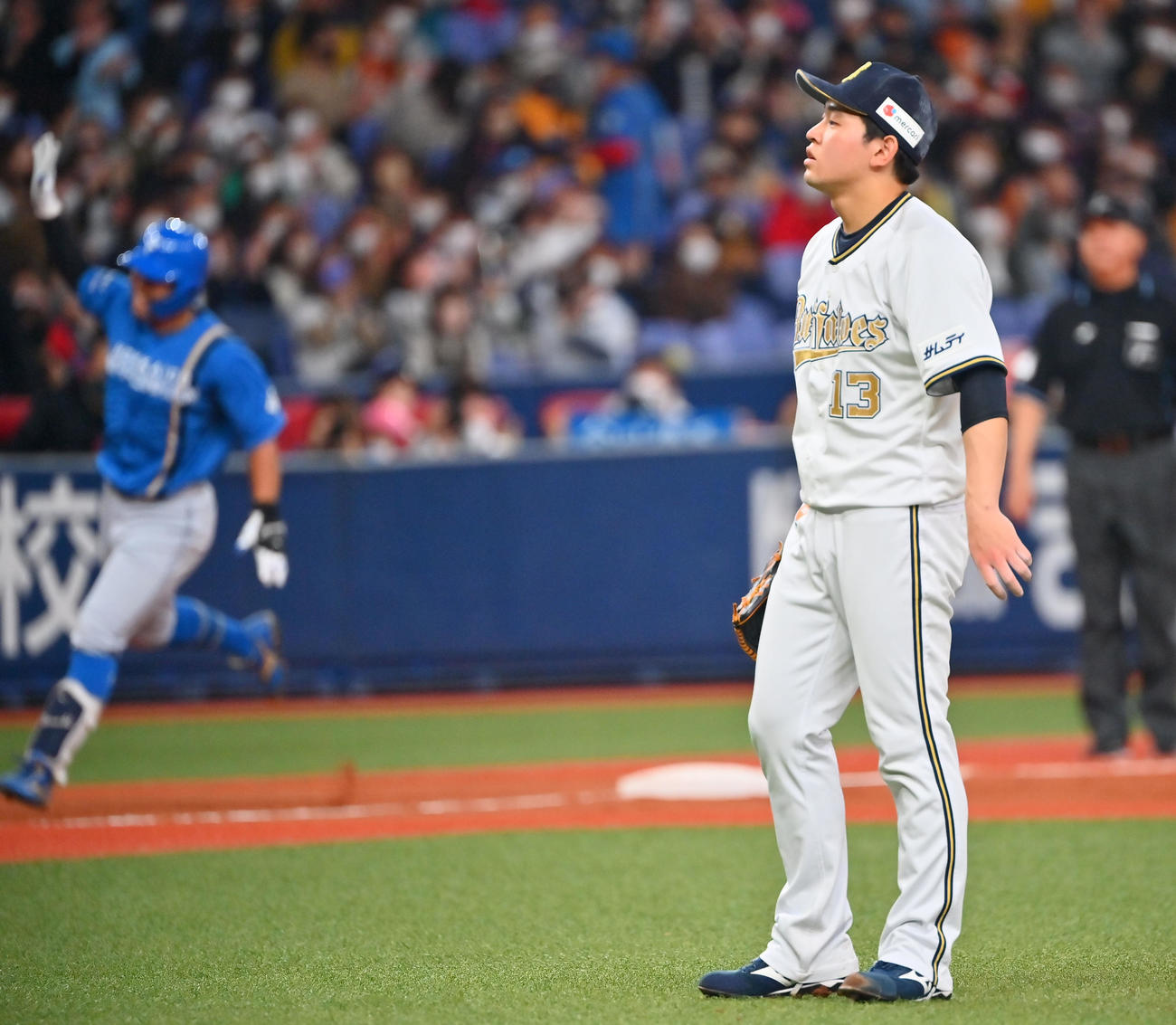 オリックス対日本ハム　4回表日本ハム1死二塁、今川（左）に先制ん2点本塁打を浴びる宮城（撮影・和賀正仁）