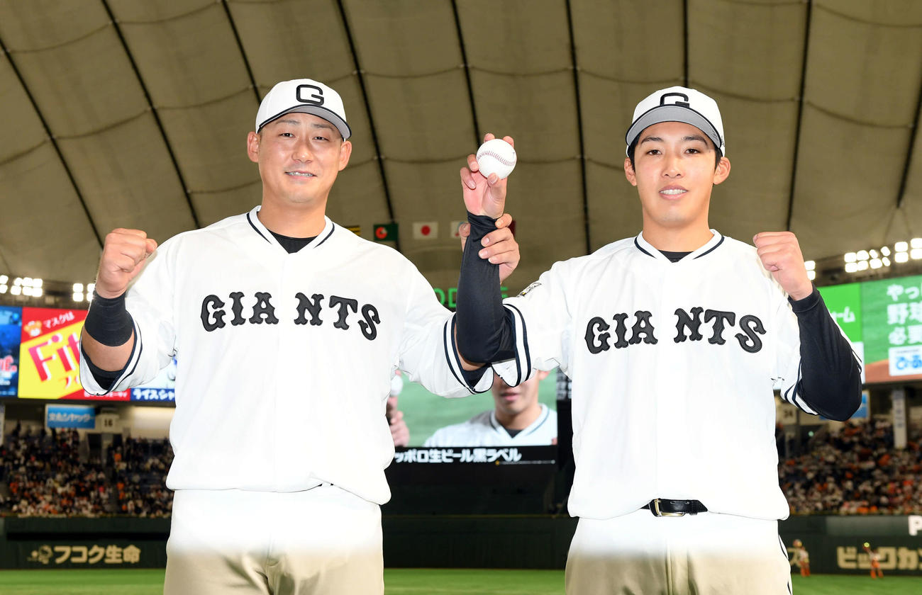 巨人対阪神　プロ初勝利を飾った巨人赤星（右）と笑顔を見せる中田（撮影・たえ見朱実）