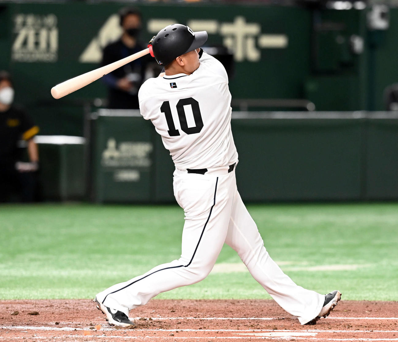 巨人対阪神　1回裏巨人1死満塁、左越えに今季2号の満塁本塁打を放った中田（撮影・たえ見朱実）