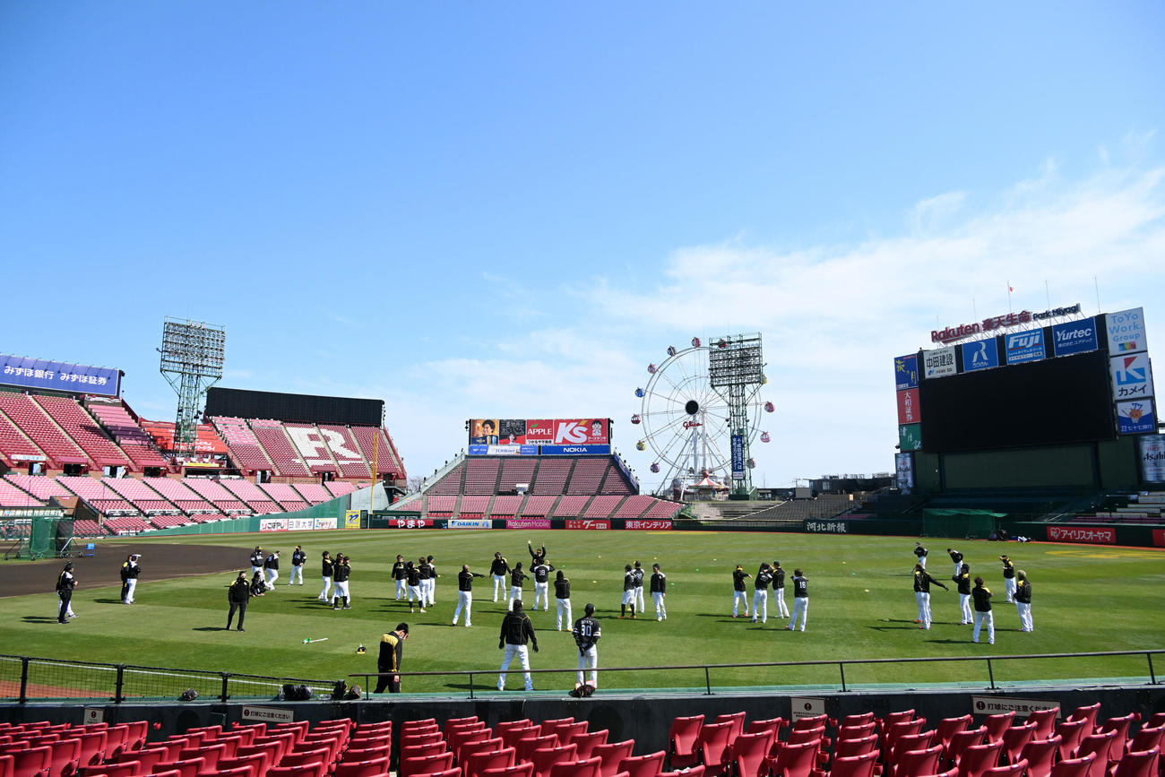 青空の楽天生命パークで練習するソフトバンクの選手たち（撮影・滝沢徹郎）