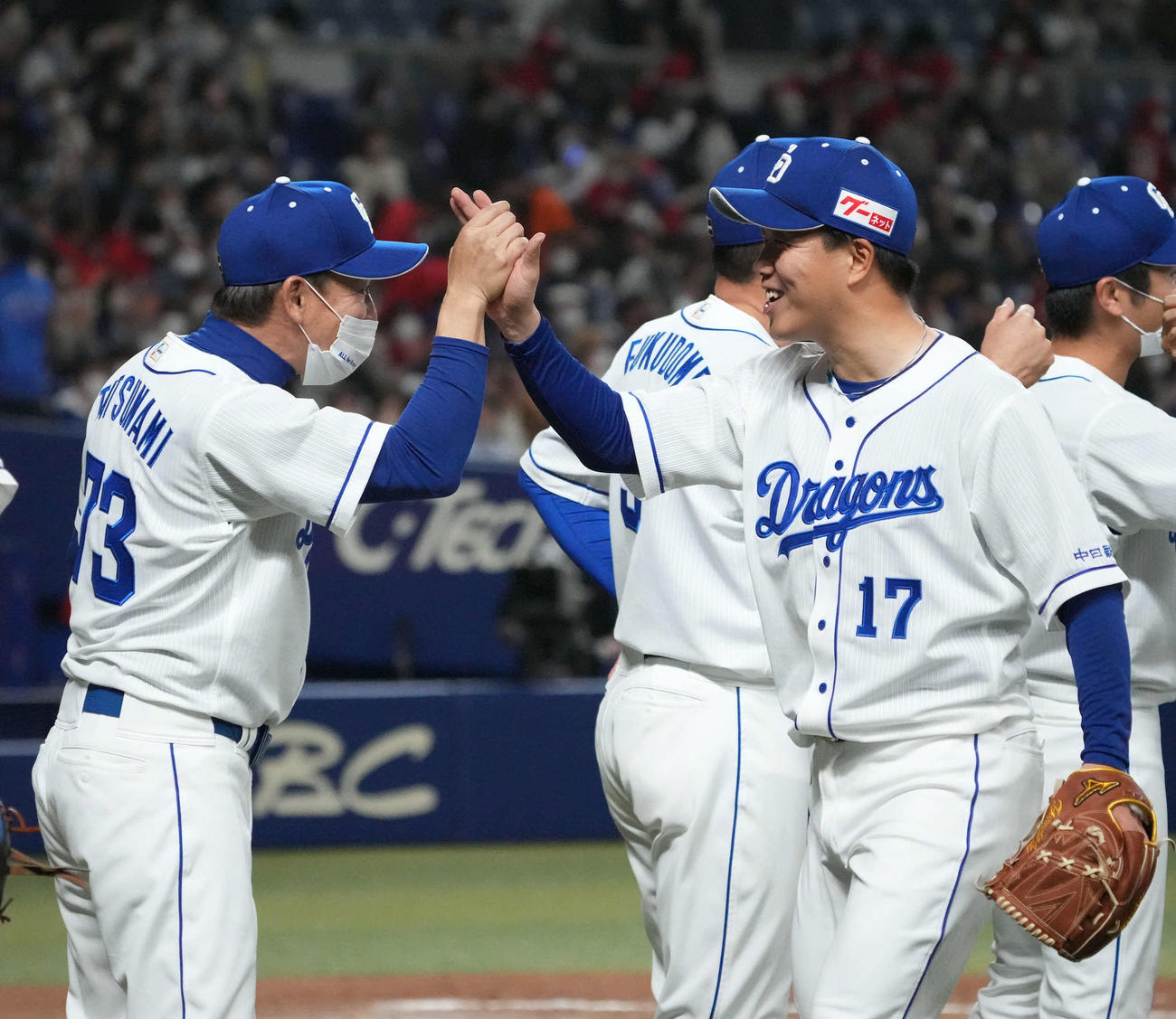 中日対広島　試合終了、立浪監督（左）とタッチを交わす完封勝利の柳（撮影・森本幸一）