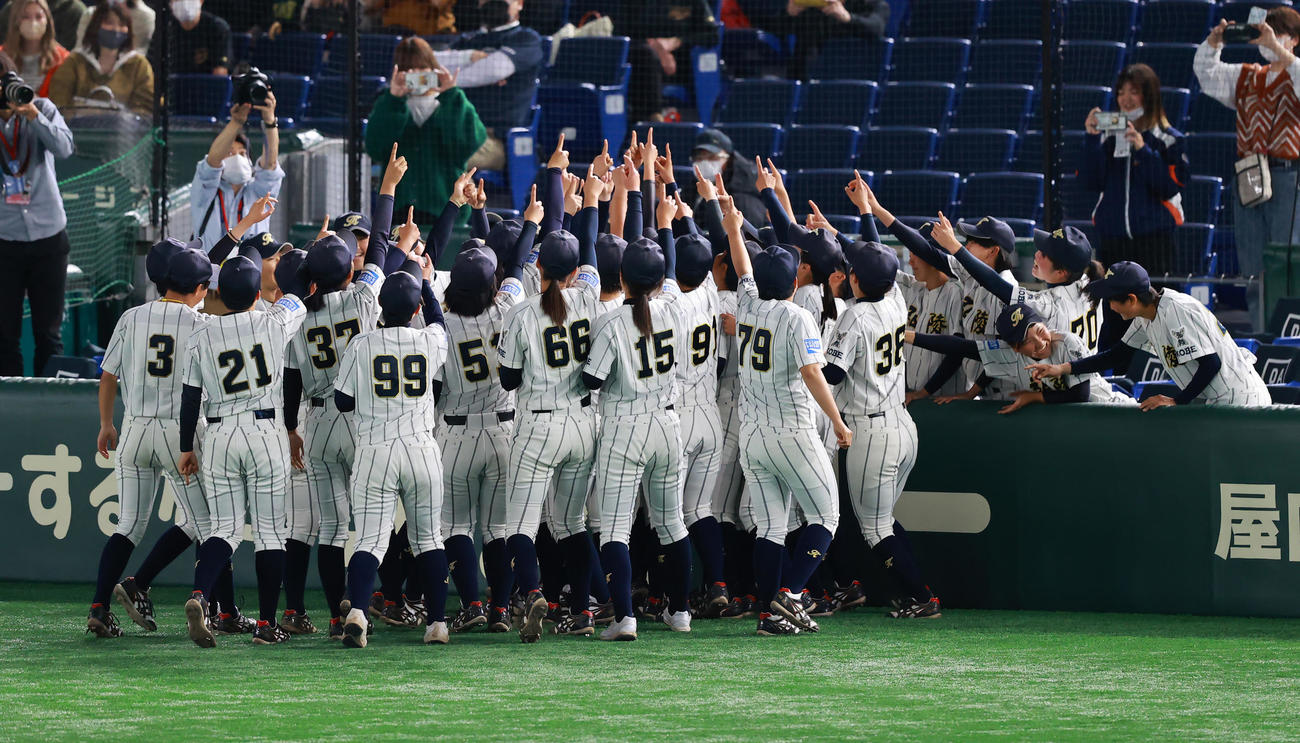 福井工大福井対神戸弘陵　試合前、円陣で気合いを入れる神戸弘陵の選手たち（撮影・垰建太）