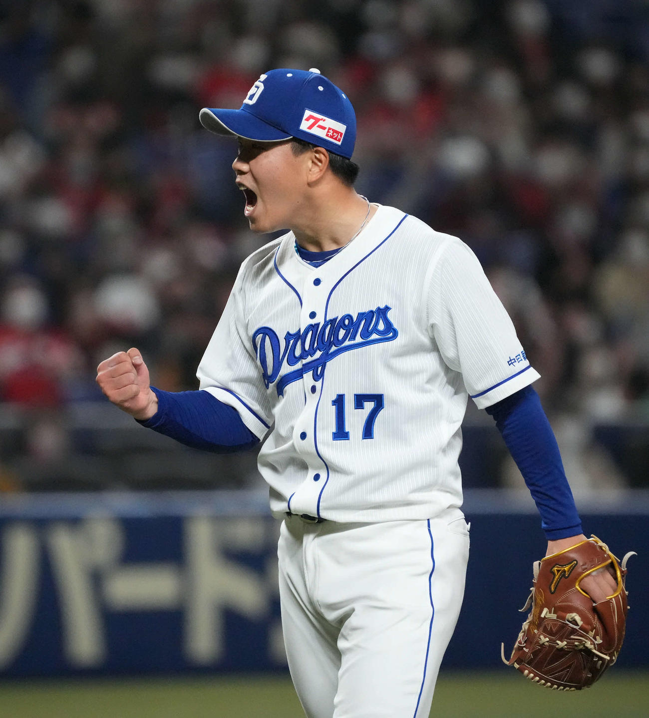 中日対広島　9回表広島1死一、二塁、マクブルームを併殺打に打ち取りほえる柳（撮影・森本幸一）