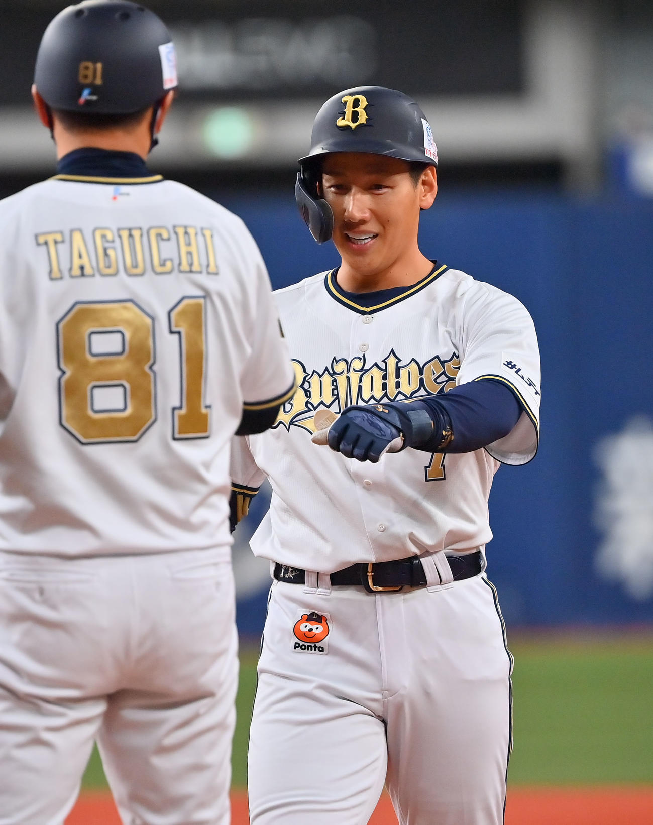 オリックス対日本ハム　8回裏1死二、三塁、中前に決勝の2点適時打を放つ吉田正（撮影・和賀正仁）