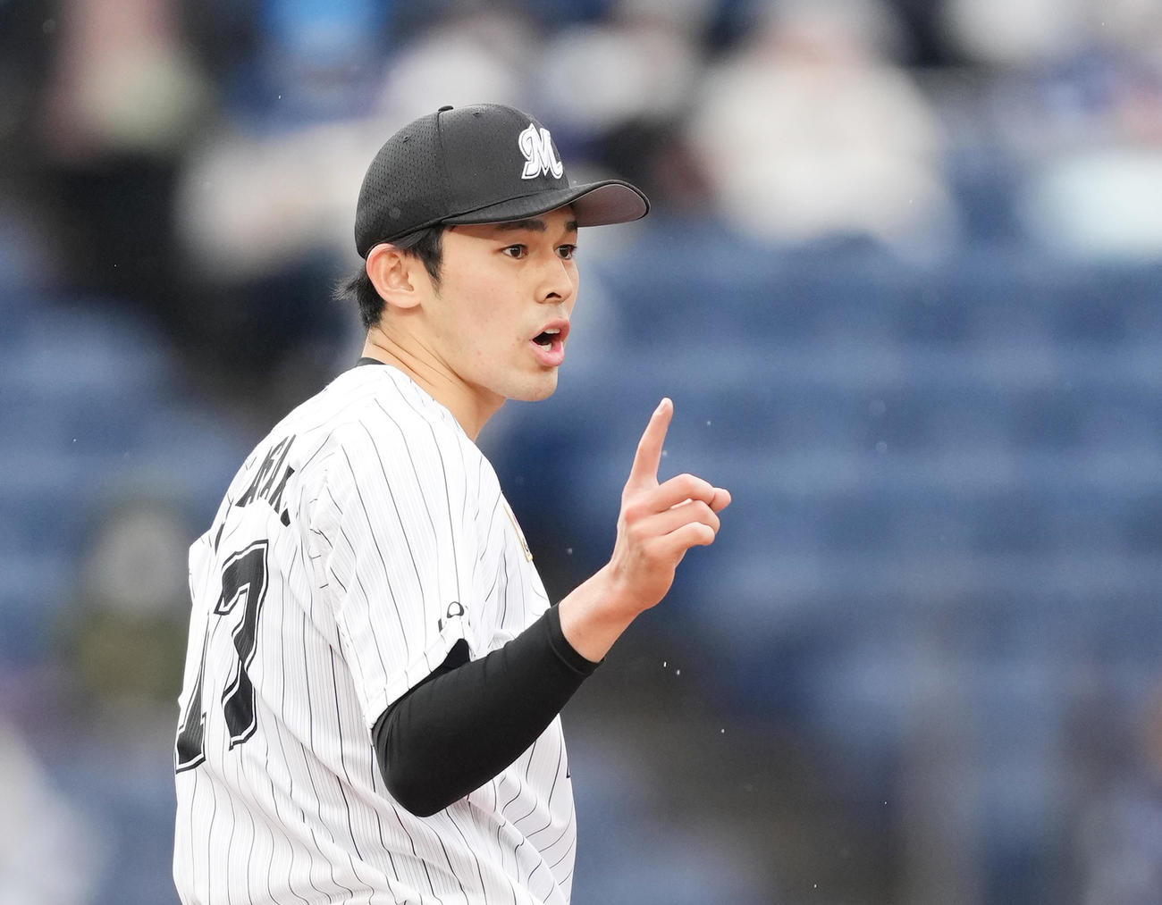 ロッテ対西武　6回途中、ナインに向かってポーズをとるロッテ佐々木朗（撮影・菅敏）