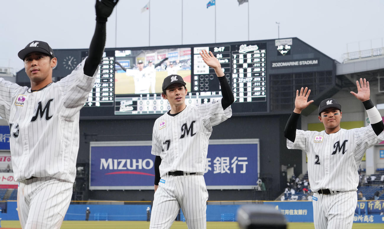 今季初勝利を挙げ、松川（右）、平沢（左）とスタンドにファンに手を振るロッテ佐々木朗（撮影・菅敏）