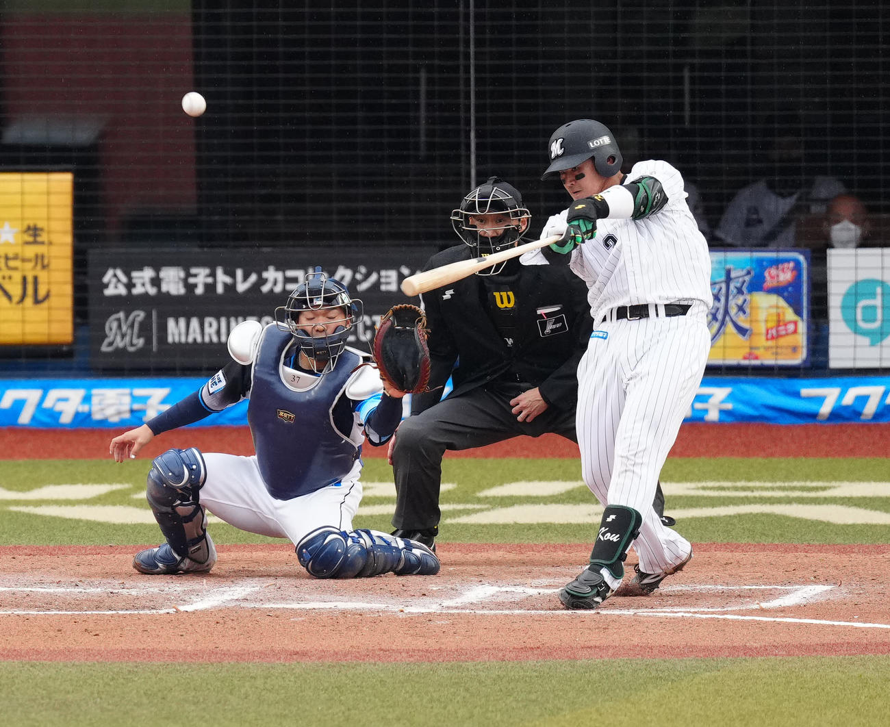 ロッテ対西武　6回裏ロッテ1死二塁、適時二塁打を放つ松川（撮影・江口和貴）