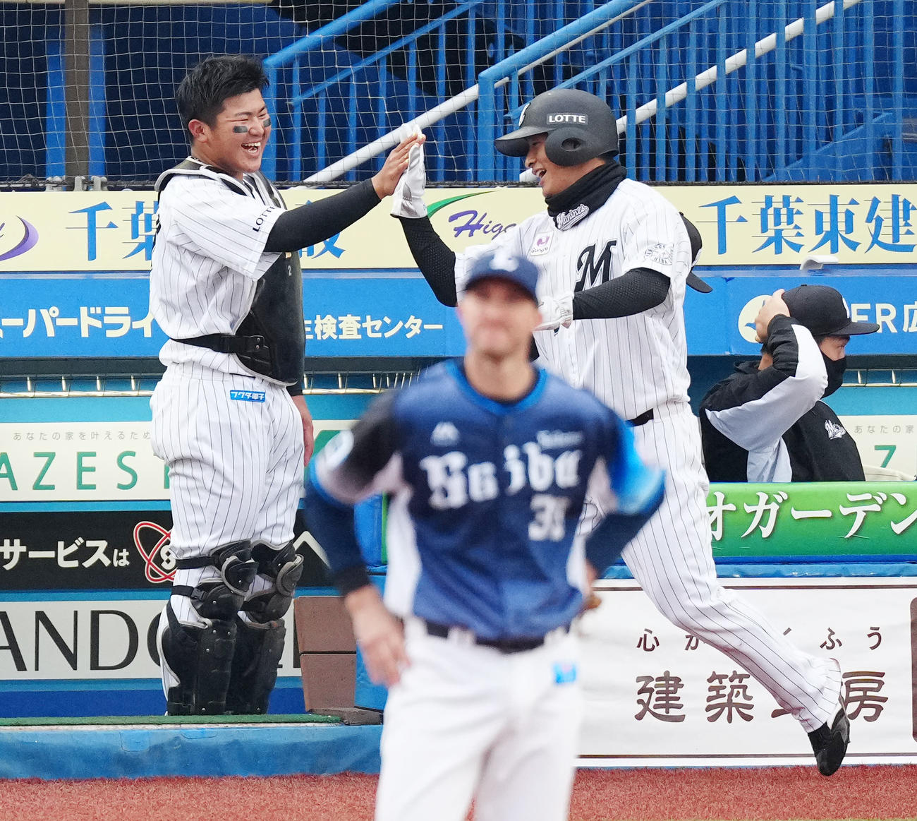 ロッテ対西武　8回裏ロッテ1死三塁、高部の適時打で生還した池田（中央）とタッチをかわす松川（撮影・江口和貴）