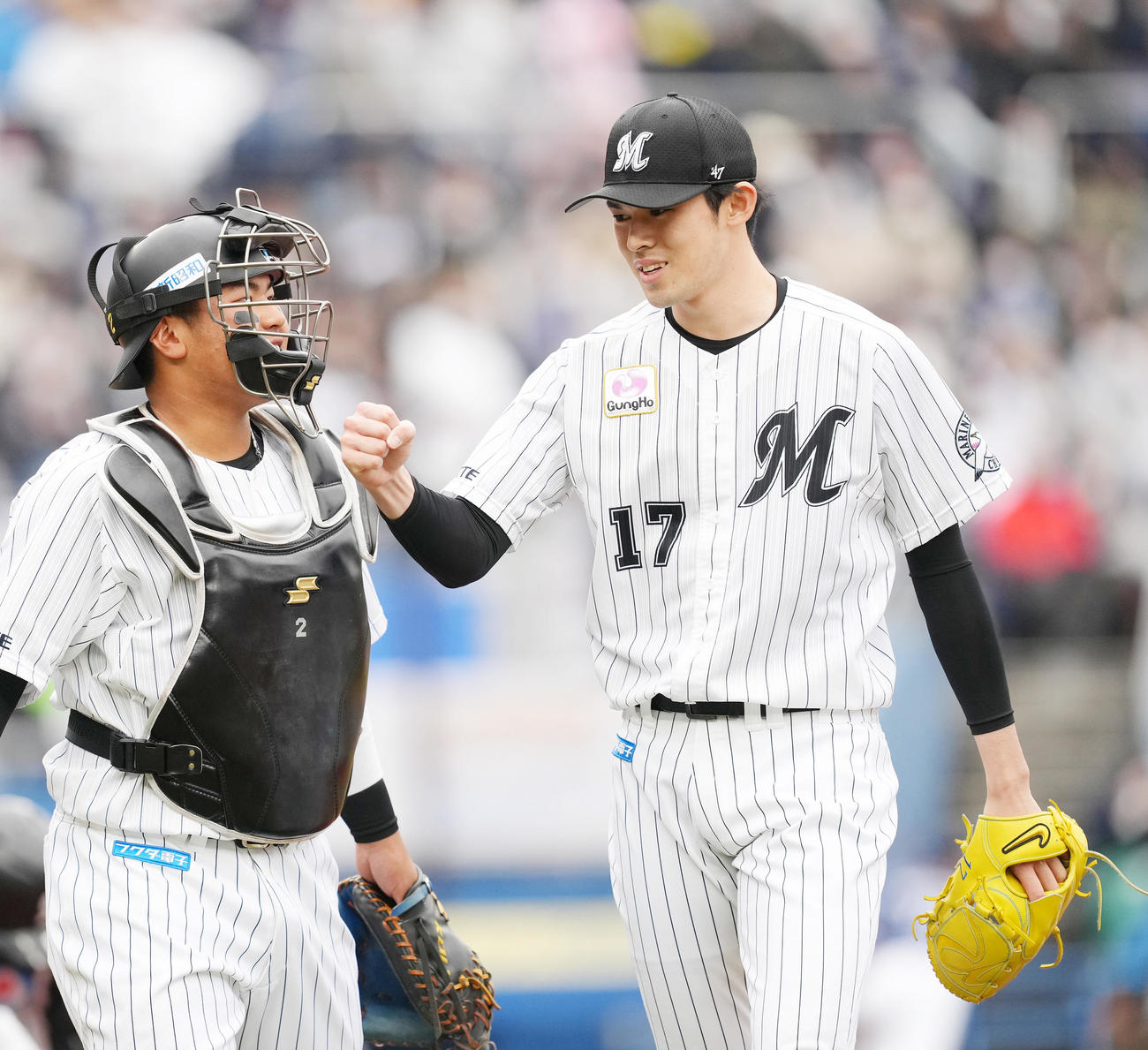 ロッテ対西武　4回の投球を終えたロッテ佐々木朗（右）は松川に向かってガッツポーズ（撮影・菅敏）