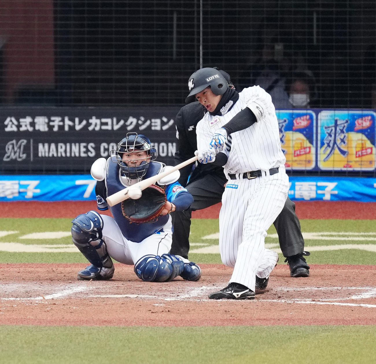 ロッテ対西武　8回裏ロッテ無死、プロ初安打となる二塁打を放つ池田（撮影・江口和貴）