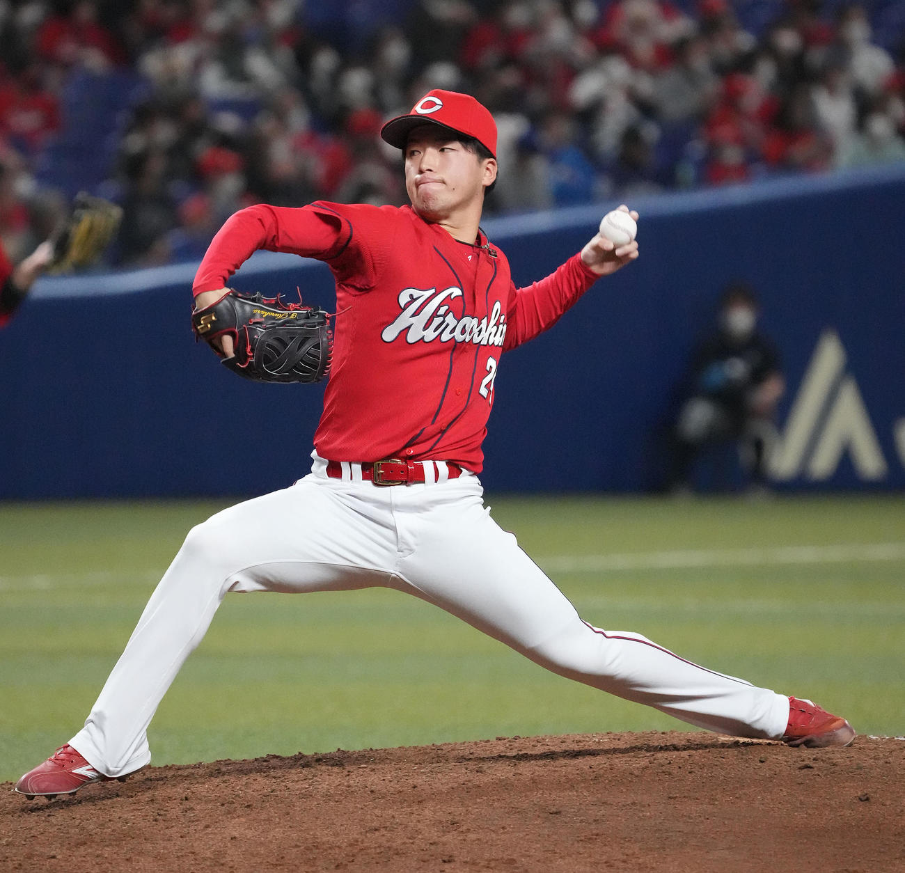 中日対広島　8回裏、広島3番手で登板する黒原（撮影・森本幸一）