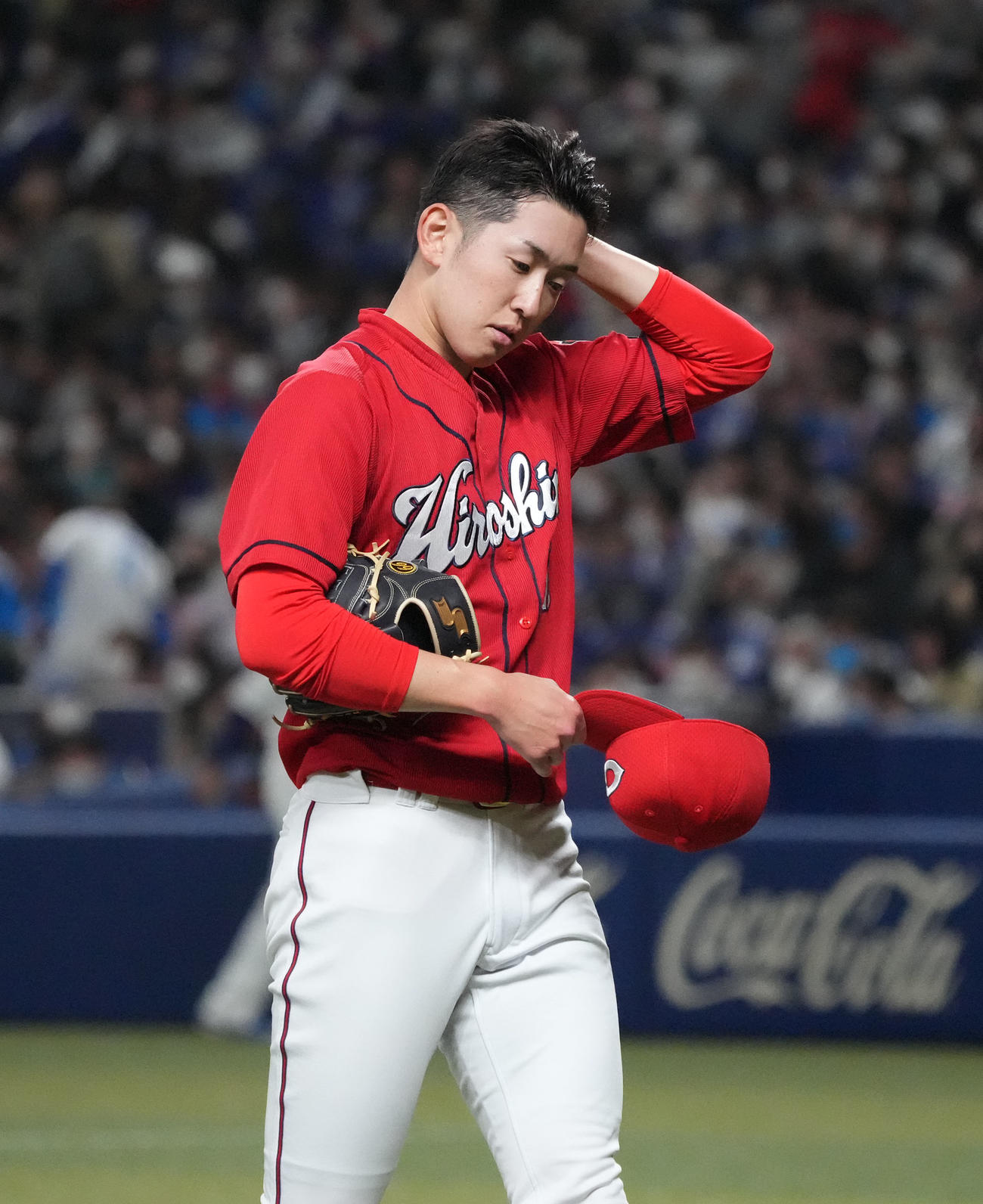 中日対広島　3回裏中日攻撃終了、汗を拭きながらベンチへ戻る広島先発の遠藤（撮影・森本幸一）
