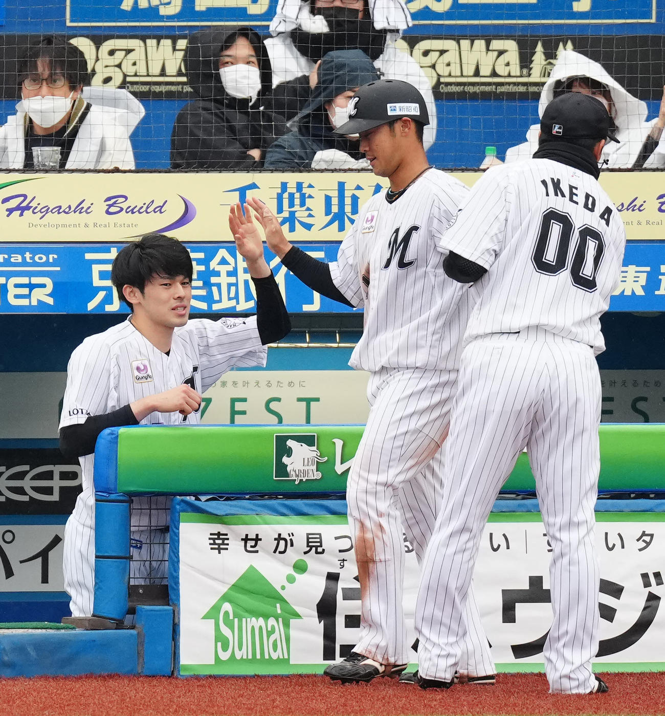ロッテ対西武　6回裏ロッテ1死二塁、松川の適時二塁打で生還した平沢（中央）とタッチをかわす佐々木朗（撮影・江口和貴）