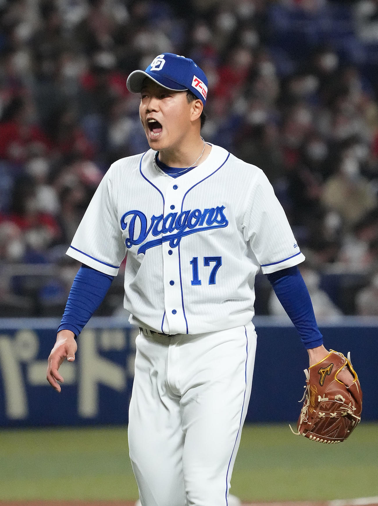 中日対広島　7回表広島2死一塁、坂倉を左飛に打ち取りほえる柳（撮影・森本幸一）