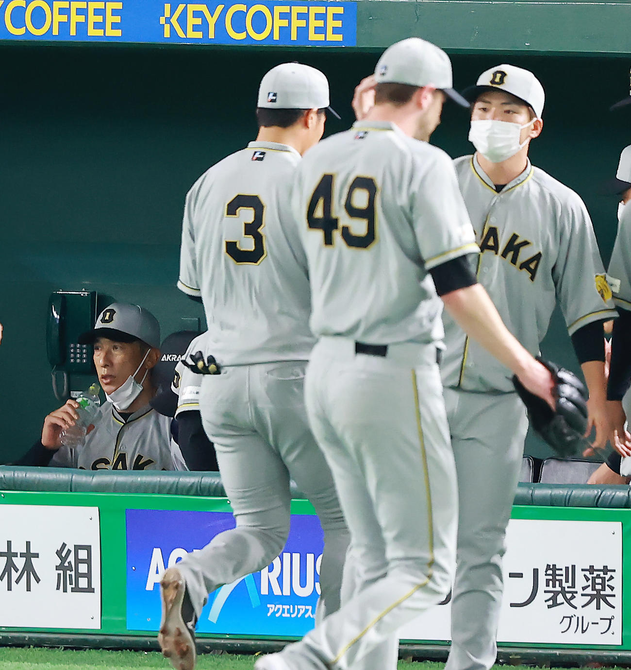 巨人対阪神　1回裏の登板を終え満塁本塁打を浴びた阪神先発のガンケル（49番）を横目に水を飲む矢野監督（撮影・垰建太）