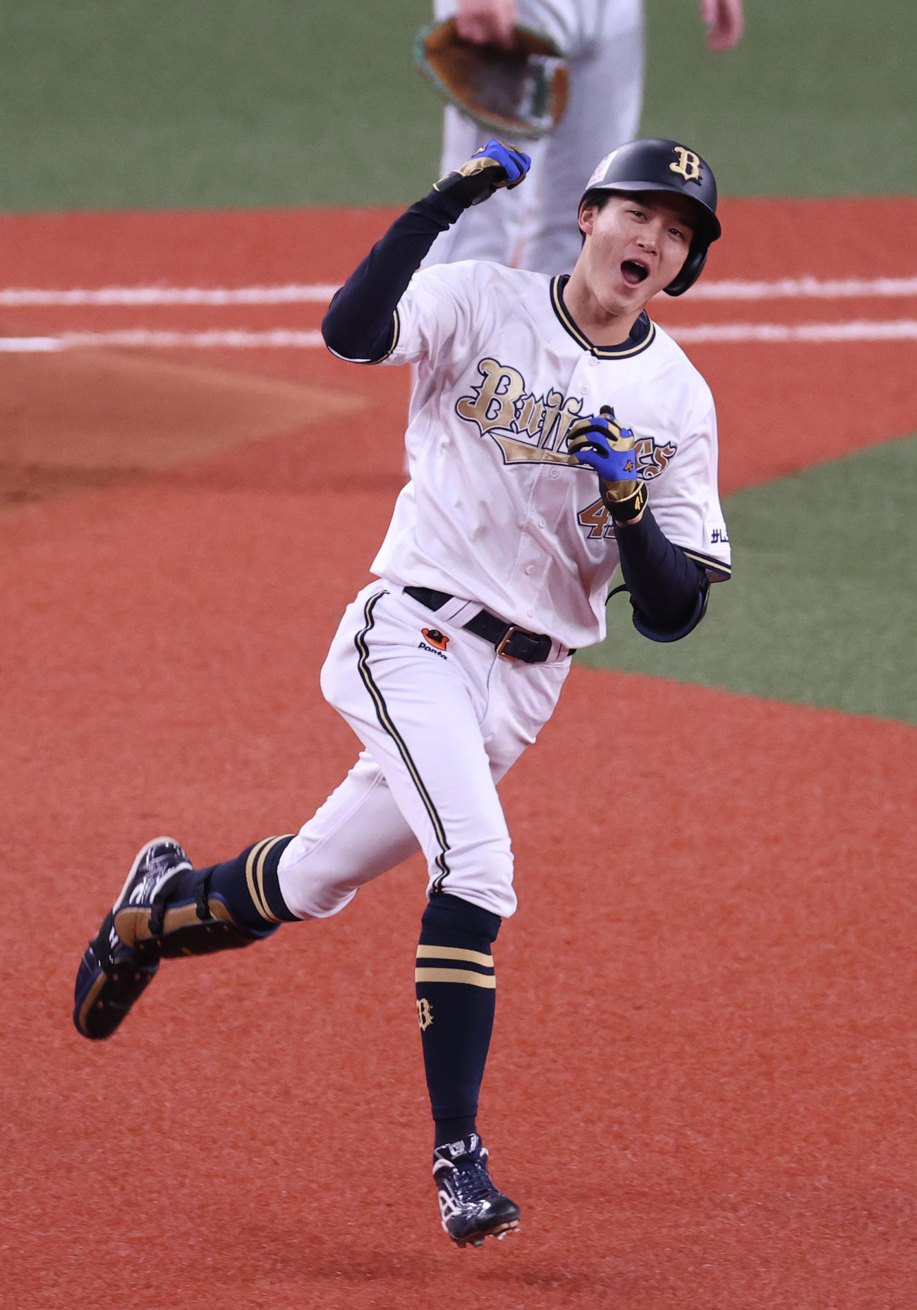 オリックス対日本ハム　5回裏オリックス2死一塁、佐野皓は左越え2点本塁打を放ちガッツポーズでダイヤモンドを一周する（撮影・上山淳一）