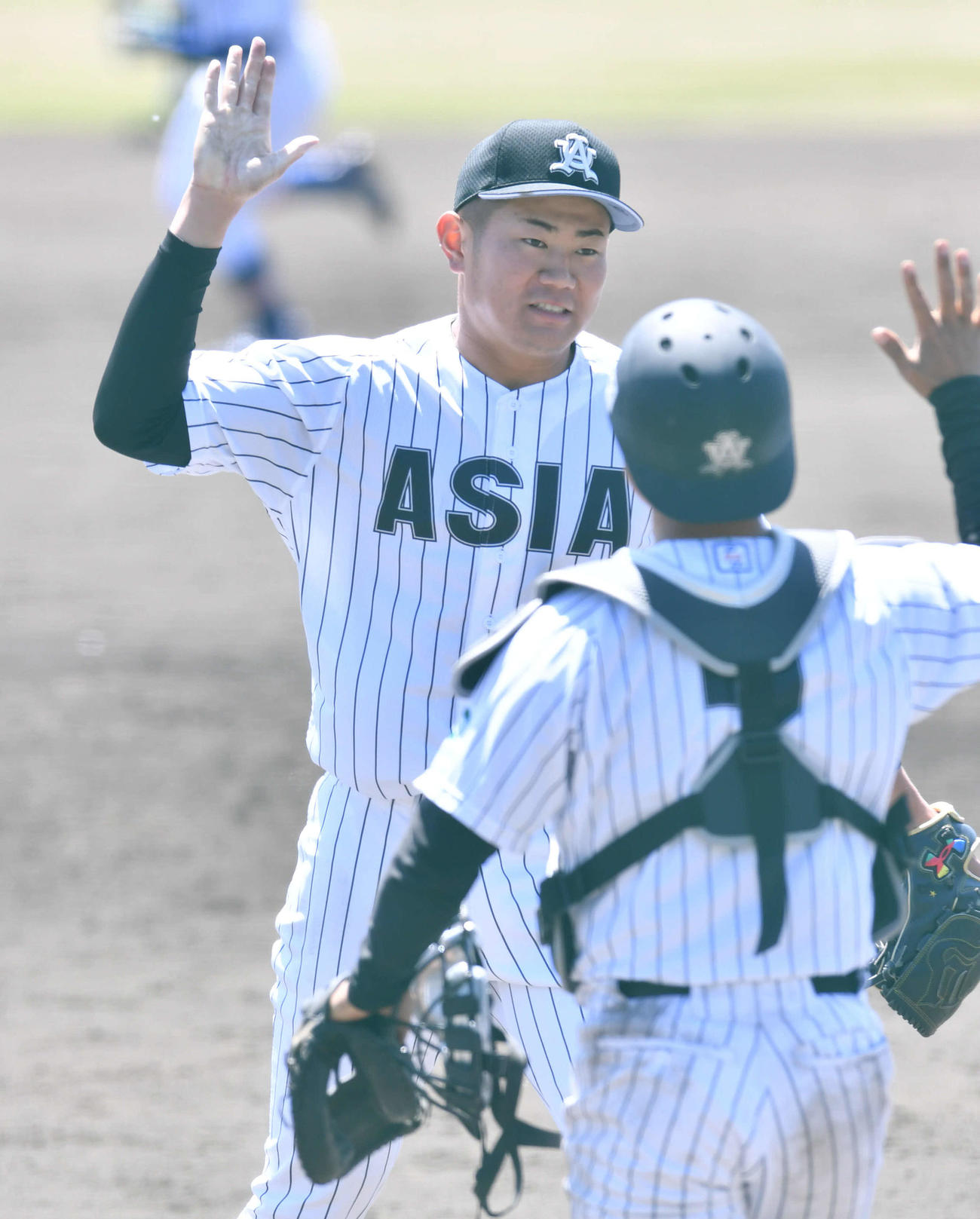亜大対駒大　9回表駒大2死一塁、薩美を中飛に抑えて完封勝利し、草部（右）とハイタッチする亜大・青山（撮影・岩下翔太）