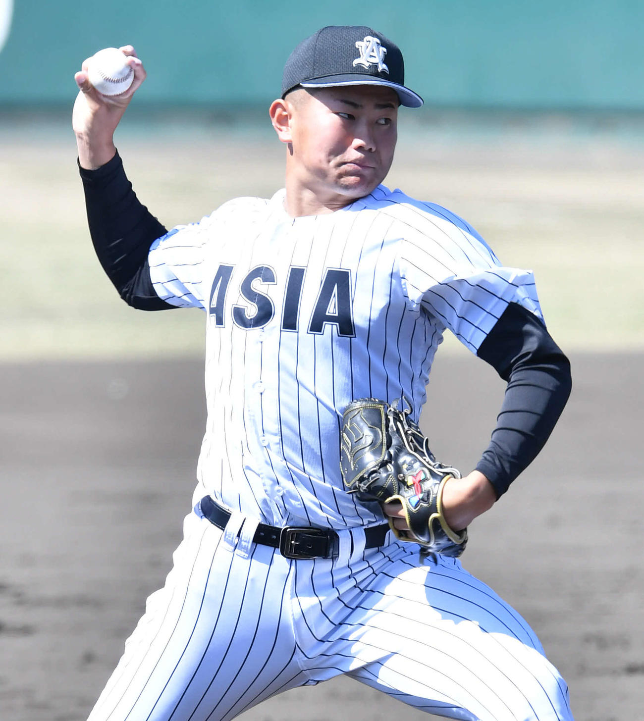 亜大対駒大　力投する亜大・青山（撮影・岩下翔太）