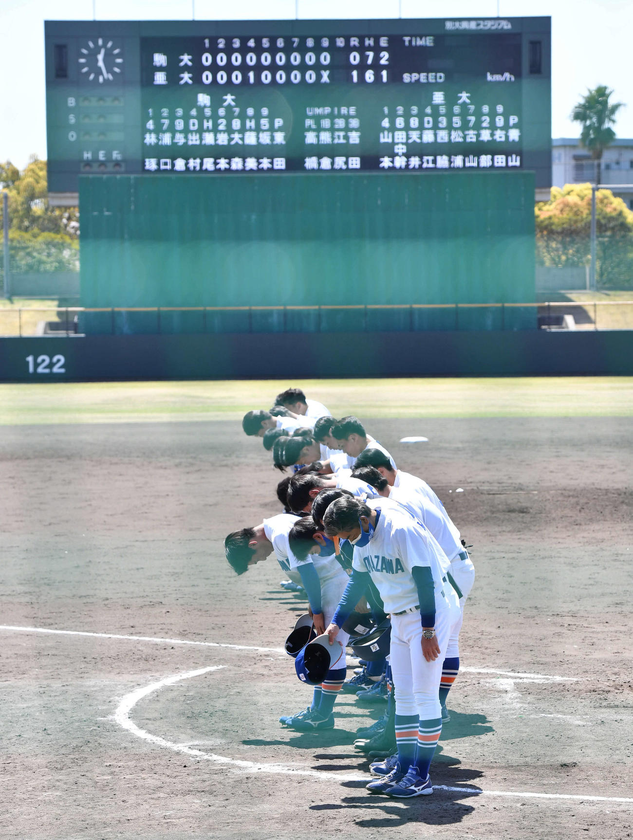 亜大対駒大　亜大に完封負けし、肩を落としてスタンドにあいさつする駒大ナイン（撮影・岩下翔太）