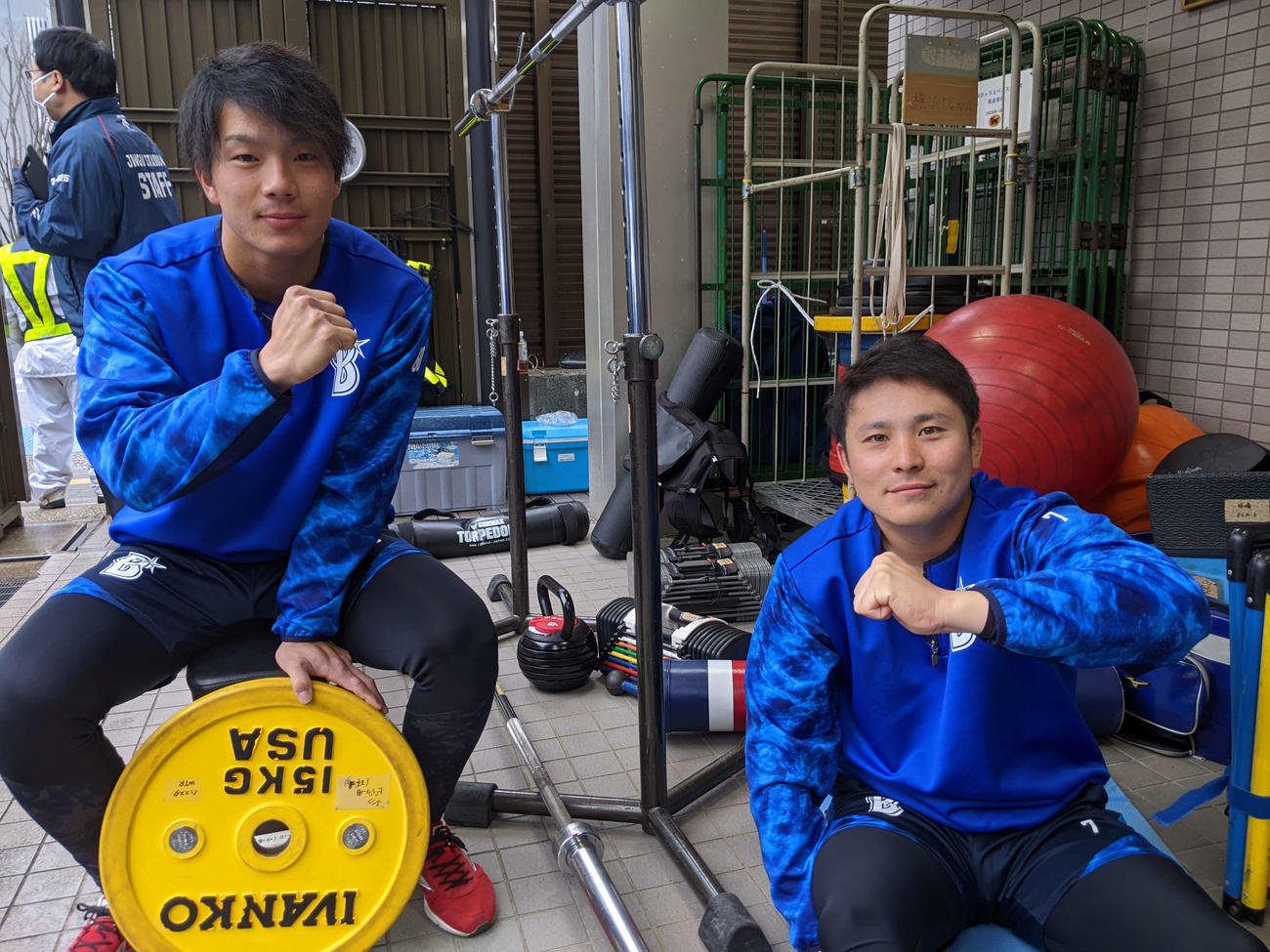 本塁打を打った後に披露するパフォーマンス「デスターシャ」を決める、左からDeNA知野、佐野（球団提供）