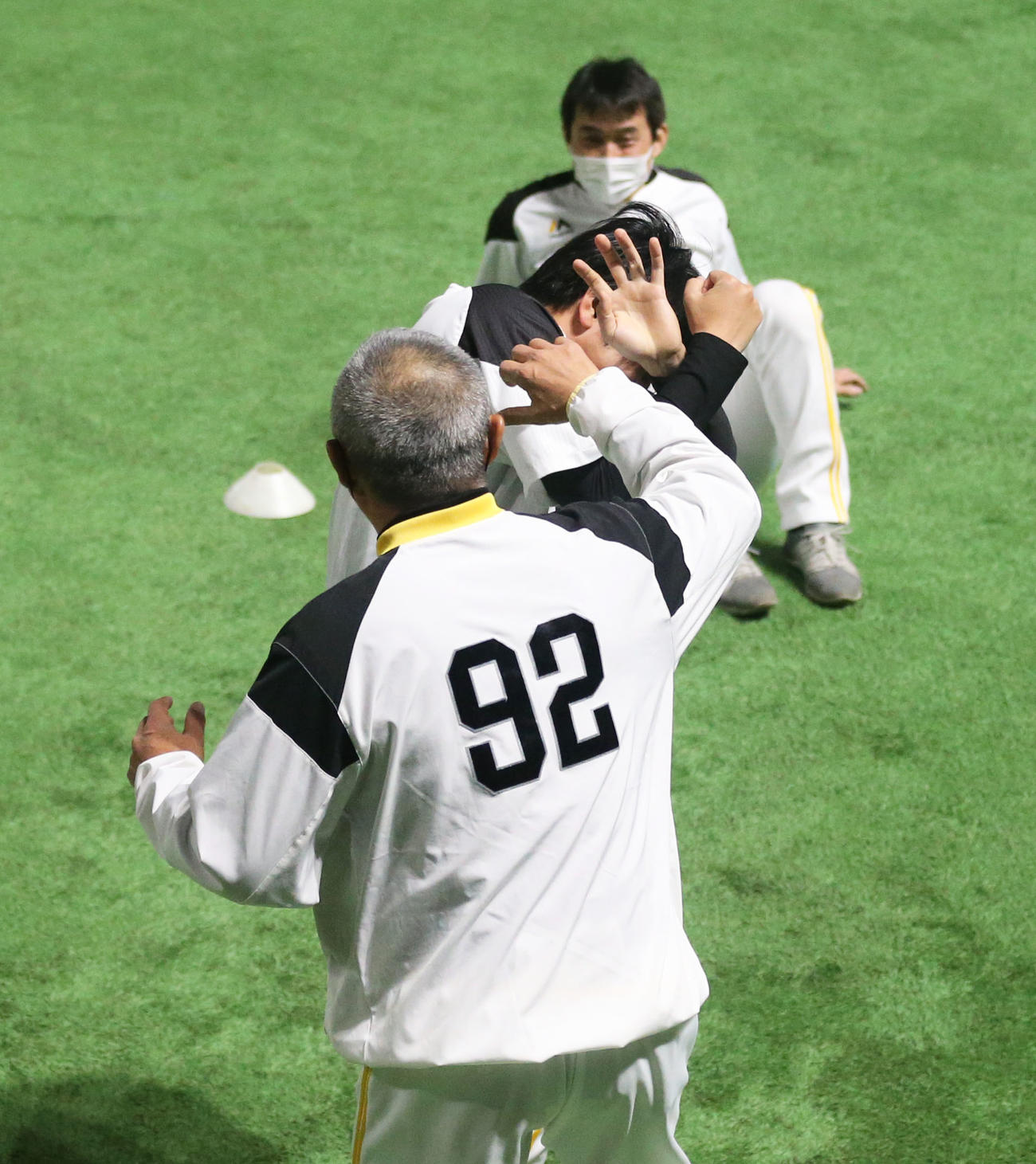 石川をたたくふりをする森山投手コーチ（撮影・屋方直哉）