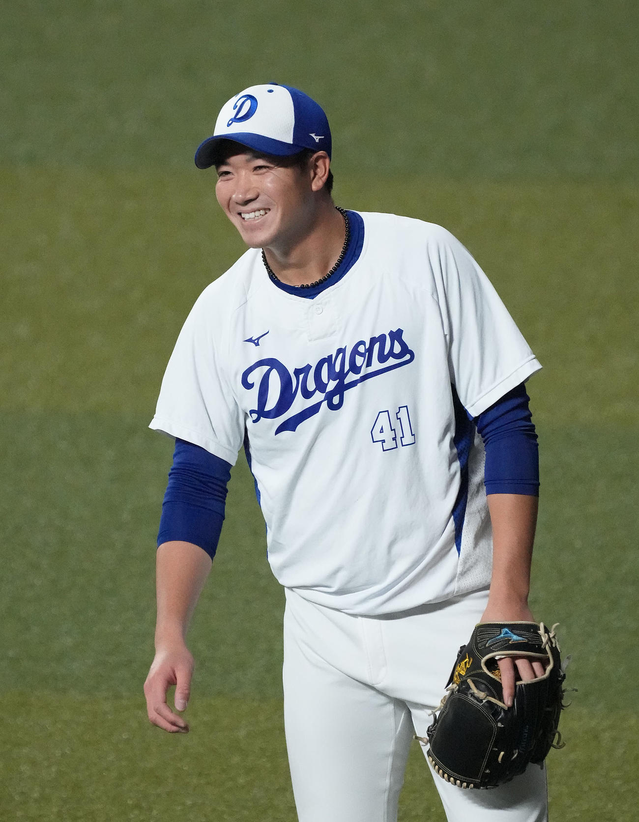 キャッチボールの合間に笑顔を見せる勝野（撮影・森本幸一）