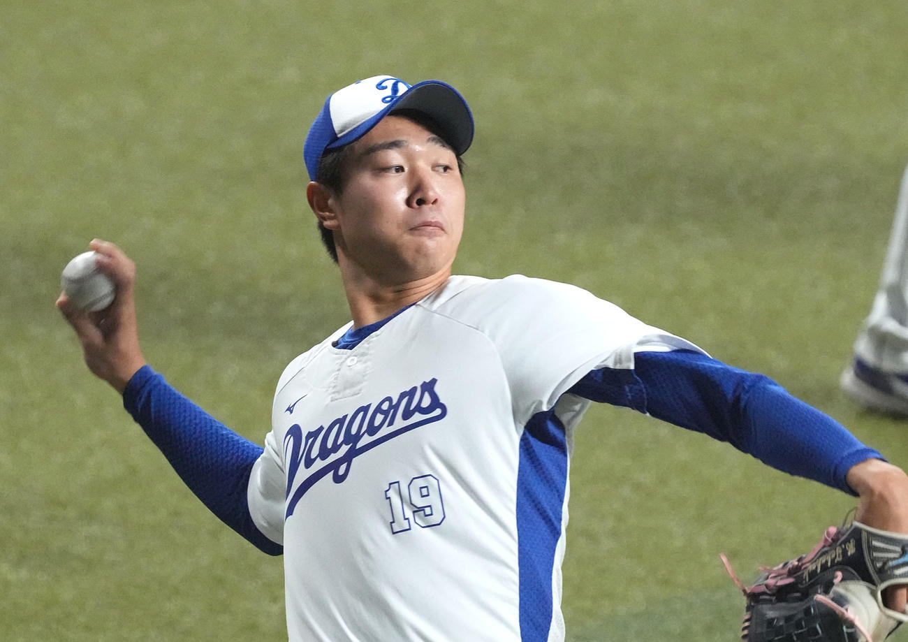 キャッチボールをする高橋宏斗（撮影・森本幸一）