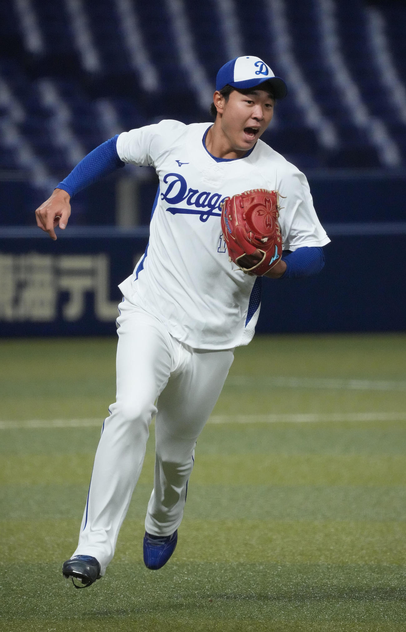 ノックを受ける高橋宏斗（撮影・森本幸一）