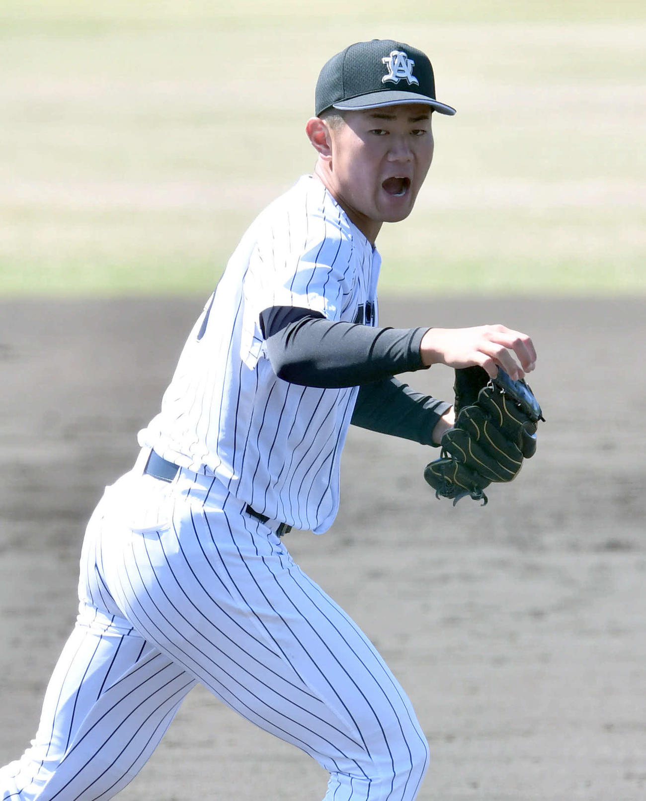 亜大対駒大　2回表駒大2死、小園を三振に抑え、雄たけびをあげる亜大・青山（撮影・岩下翔太）