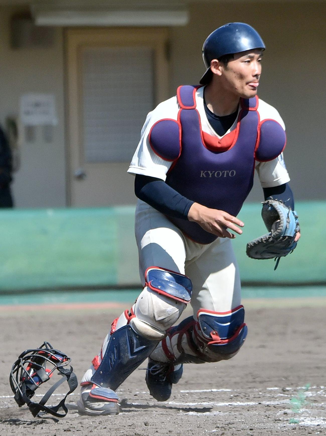 関大戦に先発した京大・愛沢祐亮投手は5回以降はマスクをかぶる（関西学生野球連盟提供）