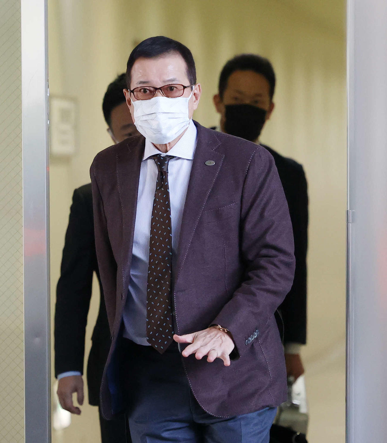 広島戦に向け広島空港に到着する巨人原監督（撮影・河田真司）