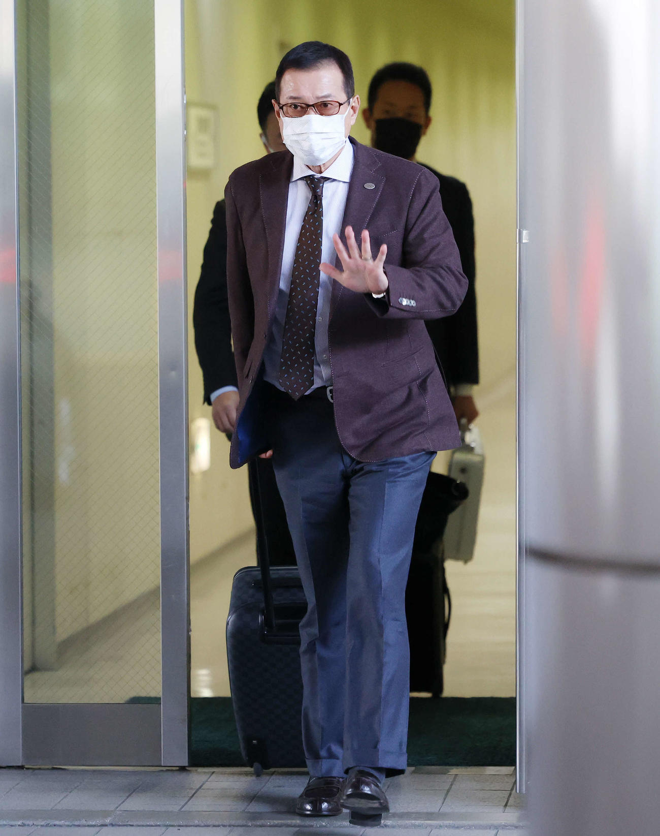 広島戦に向け広島空港に到着する巨人原監督（撮影・河田真司）