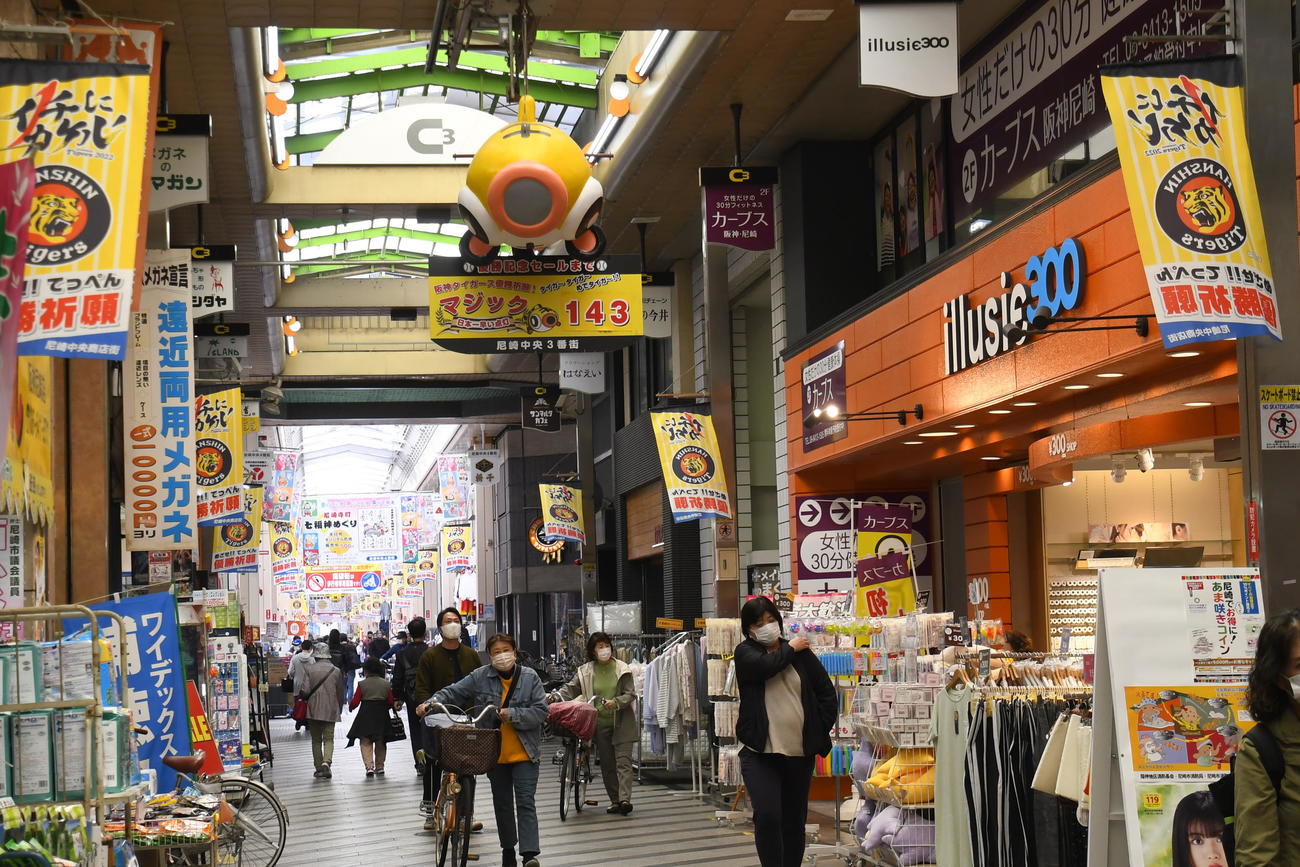 日本一早いマジック点灯で有名な尼崎中央3丁目商店街の風景。マジックは「143」のまま（撮影・中野椋）