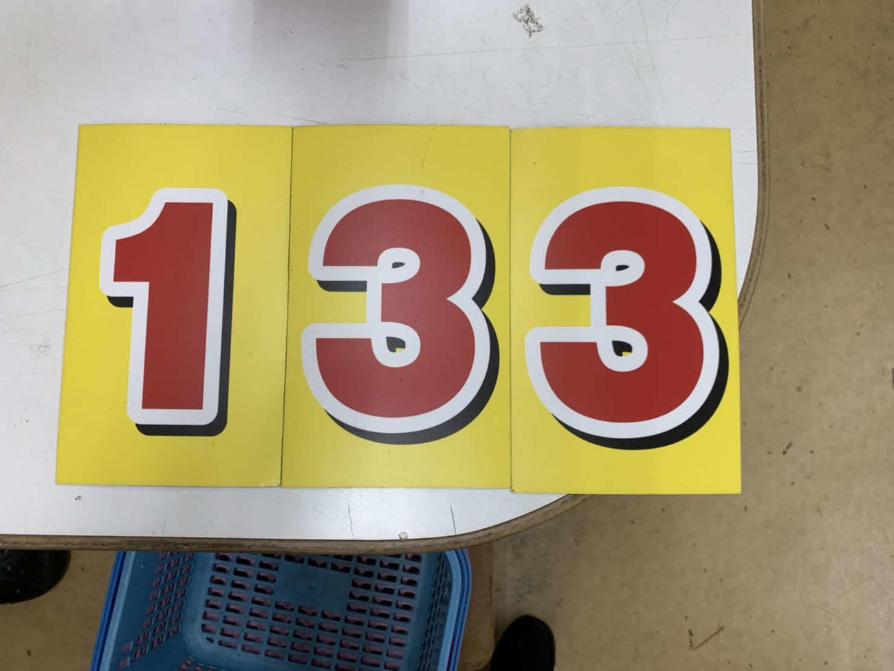 日本一早いマジック点灯で有名な尼崎中央3丁目商店街ではマジック「133」が準備されている（撮影・中野椋）