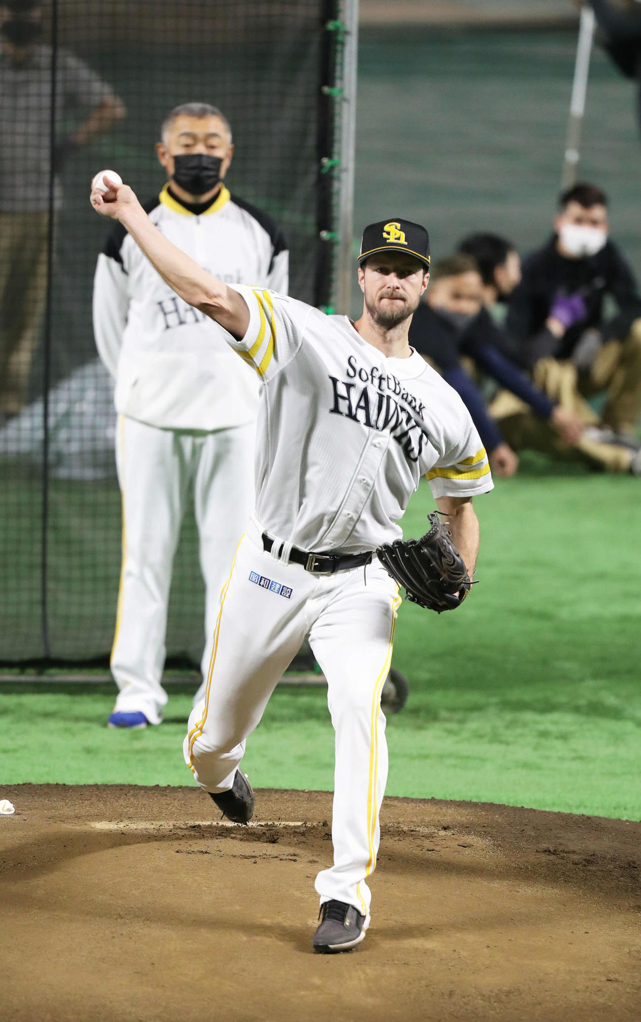 マウンドから投球をするレイ（撮影・屋方直哉）