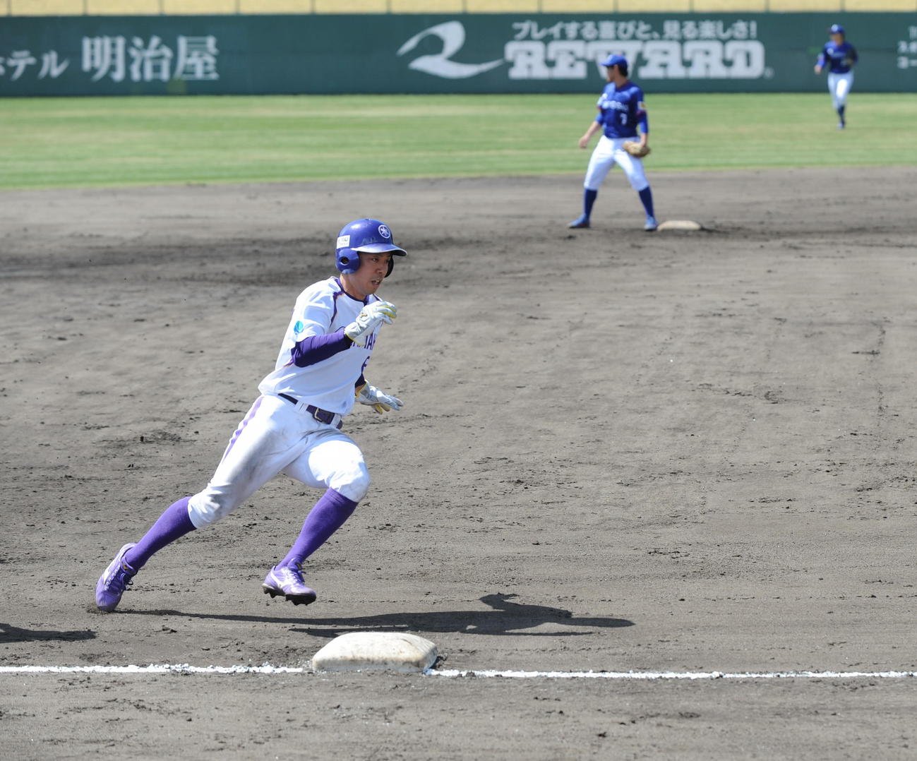 初回の適時二塁打で3塁ベースをまわるヤマハの青柳