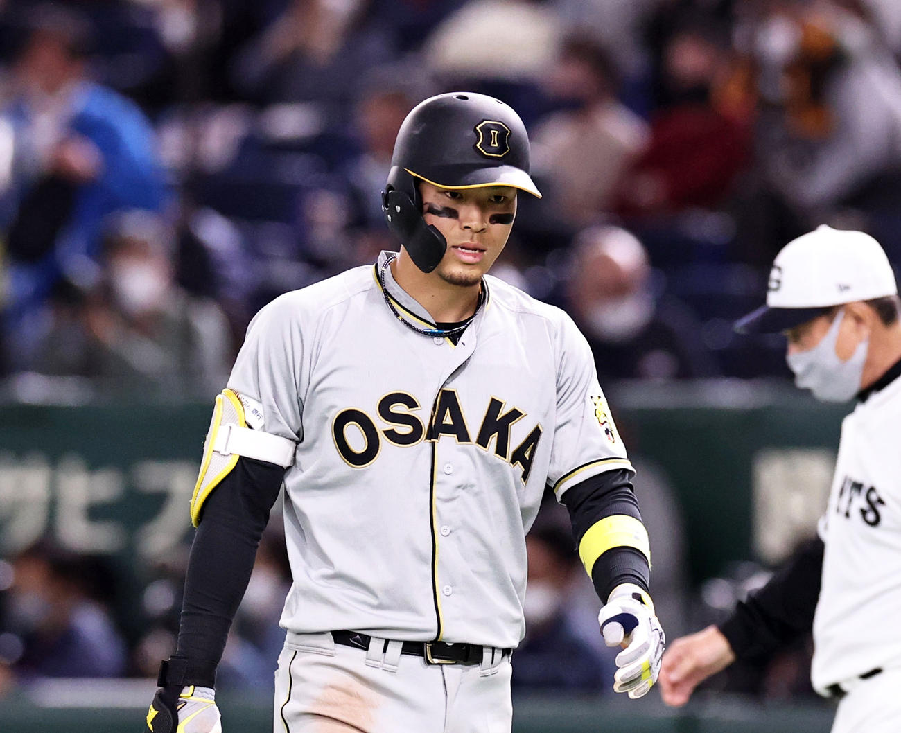うつむきながら引き揚げる阪神佐藤輝明（2022年4月2日撮影）