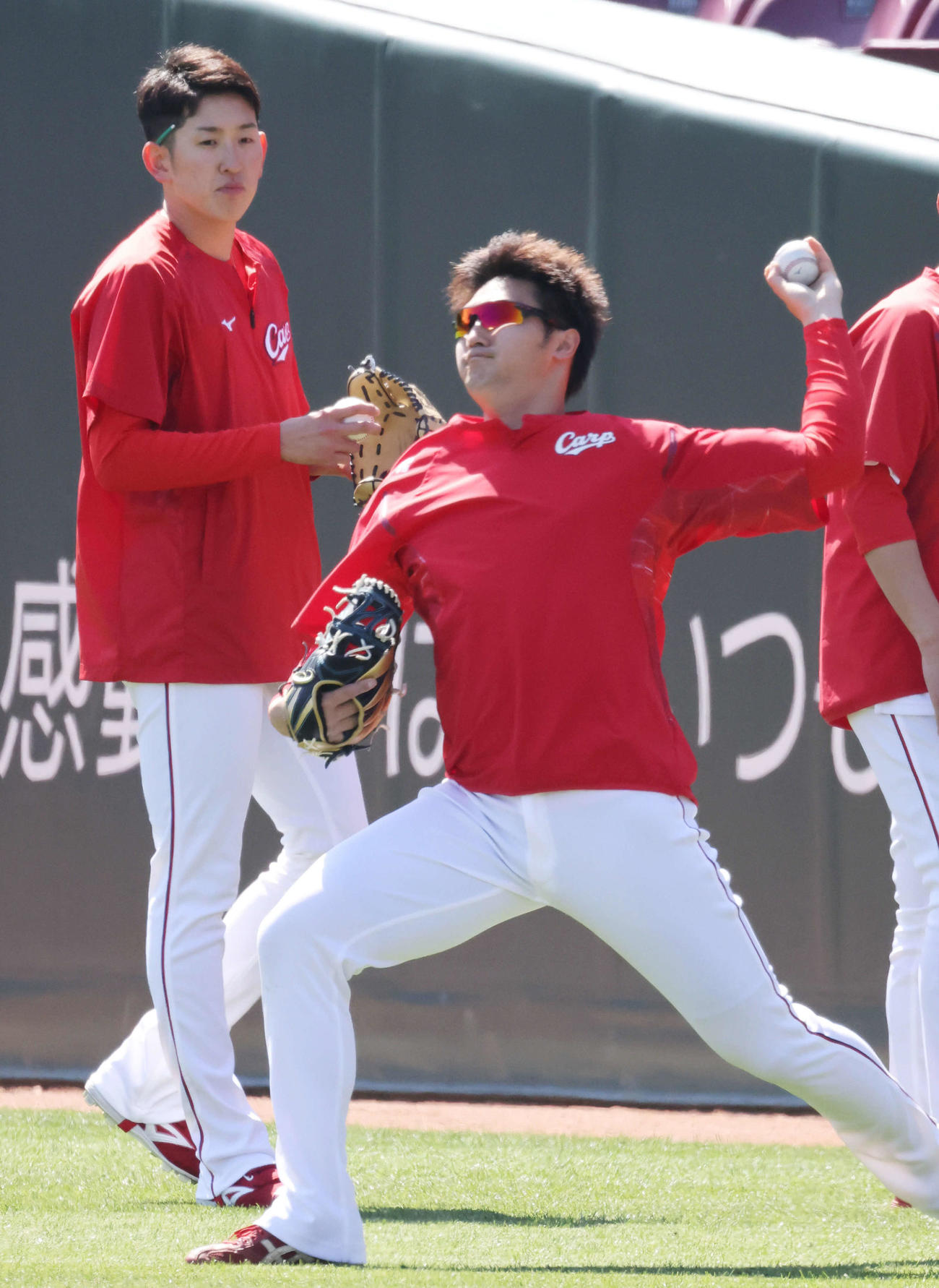 投手指名練習で、キャッチボールをする広島床田。左は遠藤（撮影・加藤孝規）