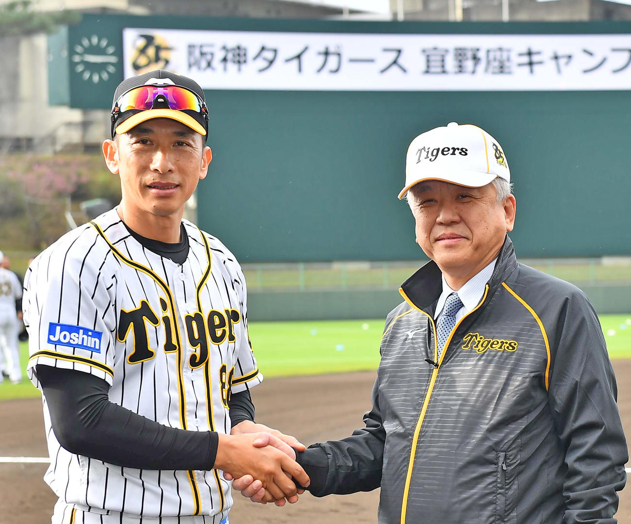 阪神キャンプ地を訪れ矢野監督（左）と握手を交わす阪神タイガース藤原オーナー（2020年撮影）