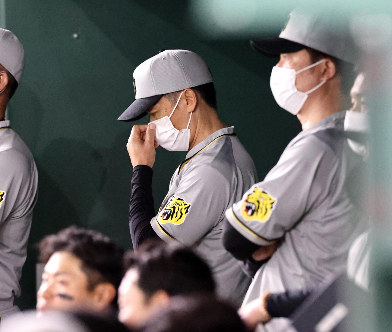 3日巨人戦の9回にベンチで下を向く阪神矢野監督