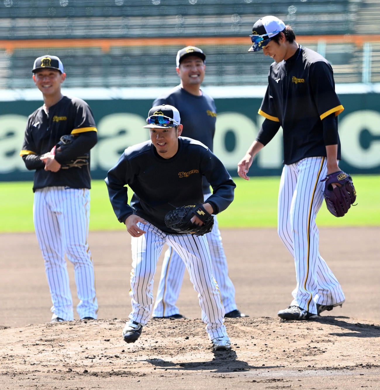マウンドで守備練習を行う阪神投手陣。前列西勇、後列左から伊藤将、秋山、藤浪（撮影・前岡正明）