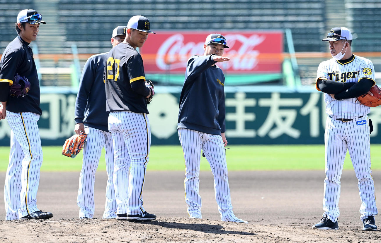 甲子園球場のマウンドを確認する阪神投手陣。左から藤浪、秋山、伊藤将、西勇、井上ヘッドコーチ（撮影・前岡正明）