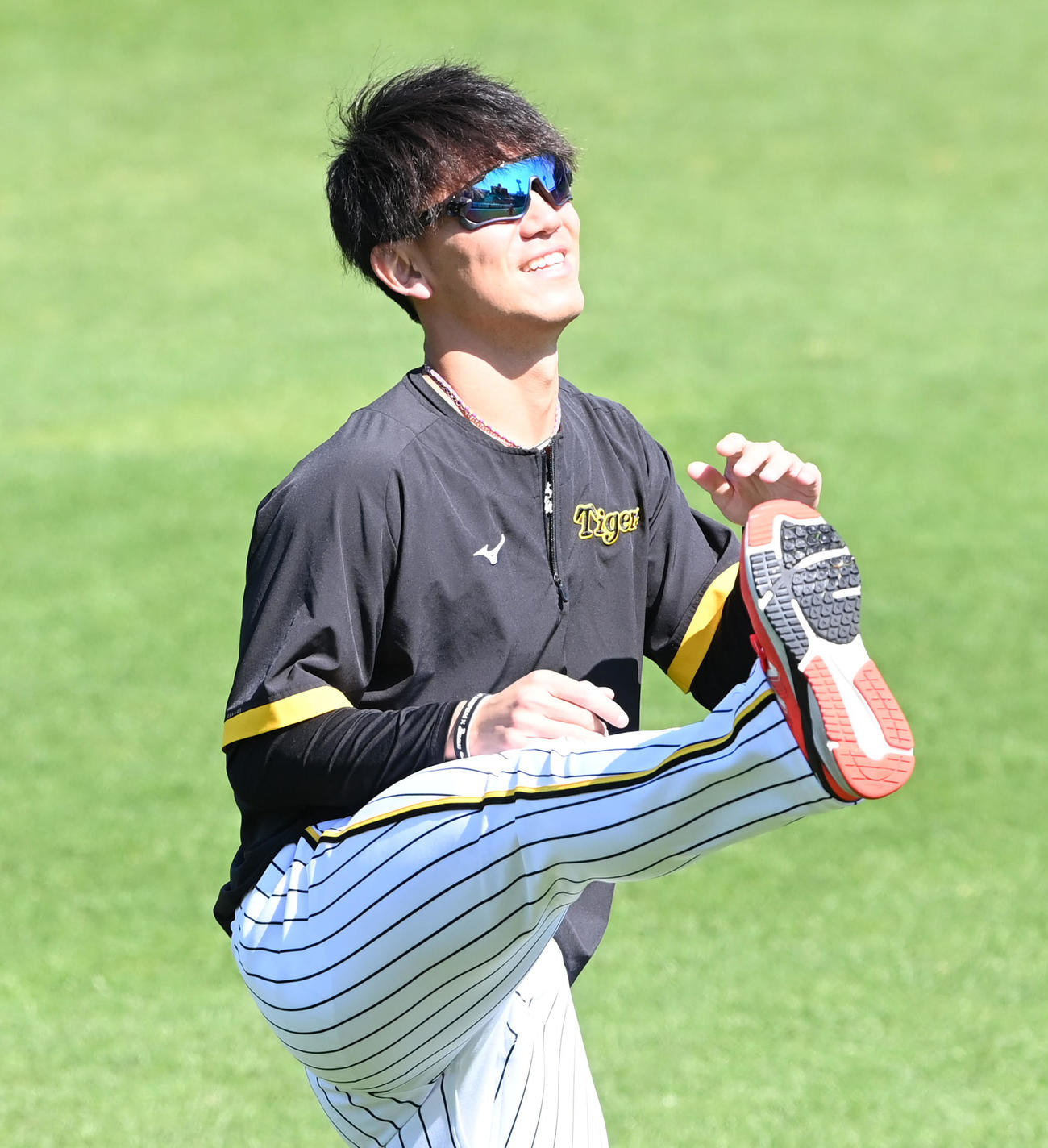 笑顔で練習を行う阪神伊藤将（撮影・前岡正明）