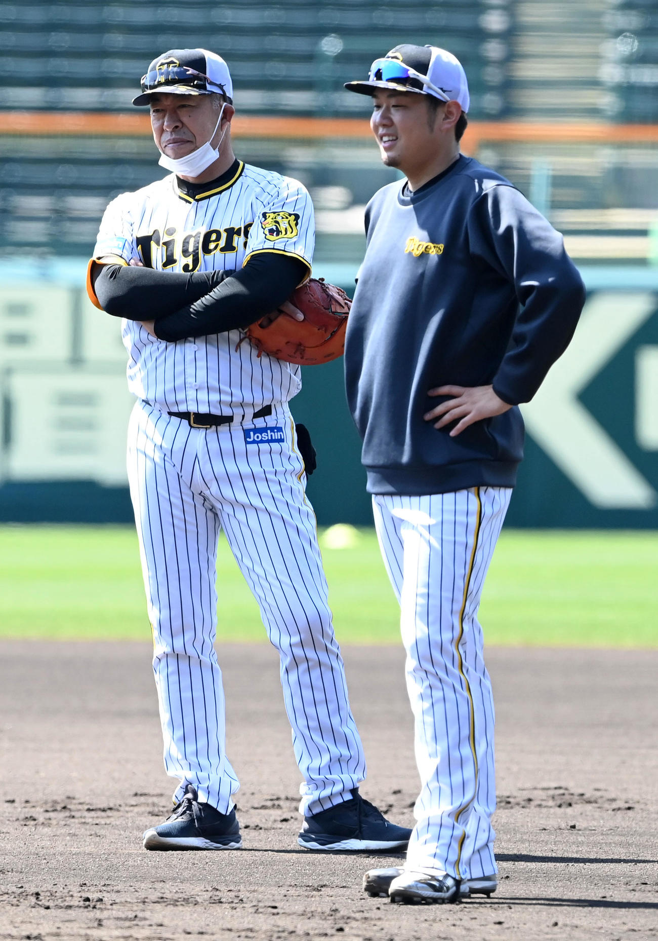 投手陣の練習を見守る井上ヘッドコーチ（左）。右は西勇（撮影・前岡正明）