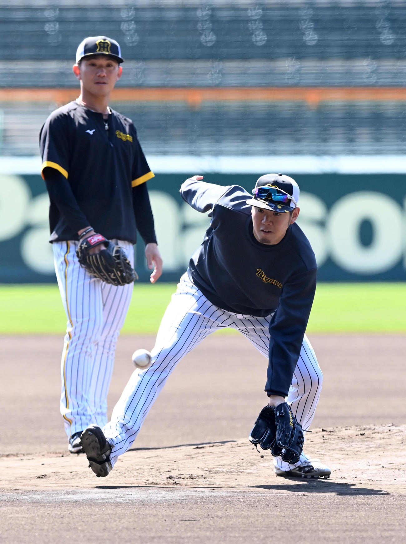 守備練習を行う阪神西勇。後方は伊藤将（撮影・前岡正明）