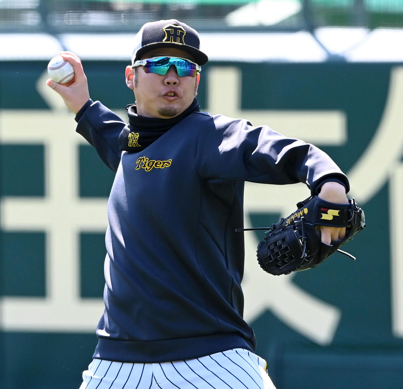 キャッチボールを行う阪神西勇（撮影・前岡正明）