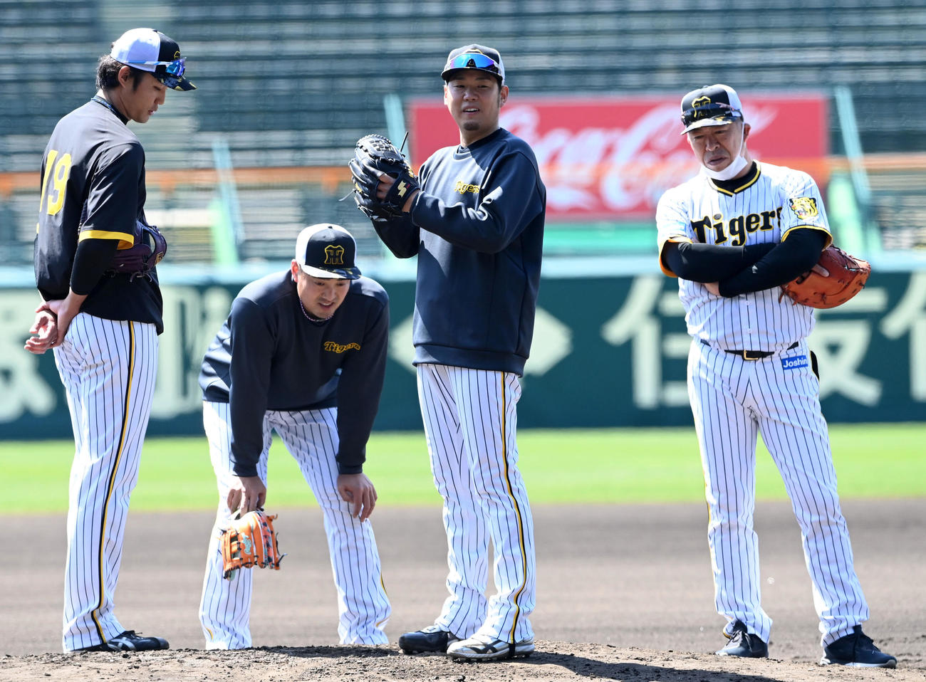 甲子園球場のマウンドを確認する阪神投手陣。左から藤浪、秋山、西勇、井上ヘッドコーチ（撮影・前岡正明）